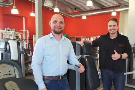 Daumen hoch fr die weitere Kooperation in Sachen Firmenfitness: Simon Reichmann (links), Geschftsfhrer der Solar Conze GmbH, und Jan de Buhr, Clubmanager bei Motionsport Ziba.