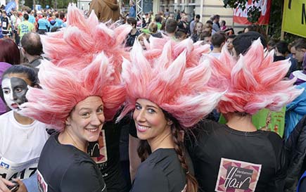 Diese Damengruppe war im groen Luferpulk nicht zu bersehen, Platz 2 fr das originellste Kostm war ihnen sicher. Fotos: Gaby Werthebach