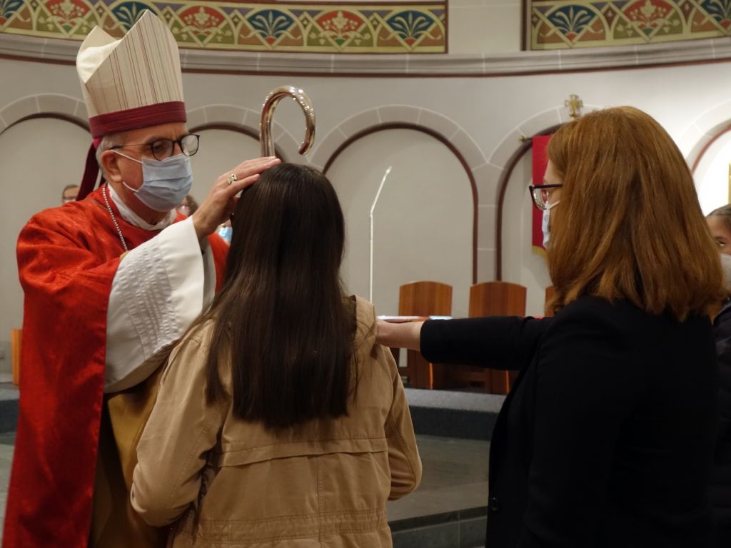 Trierer Weihbischof spendet in Bendorf Firmsakrament