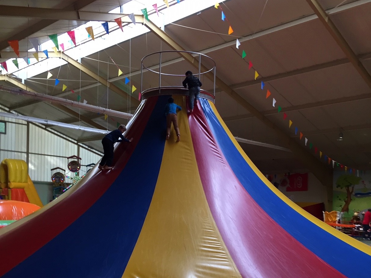 Viel Spa hatten die Kinder bei der von den Kirchener Flchtlingspaten organisierten Freizeit im Flippolino. Natrlich wurde auch der neun Meter hohe "Vulkan (Kletterwand, Hpfburg und Rutschbahn in einem) bezwungen. (Foto: Verbandsgemeinde Kirchen)