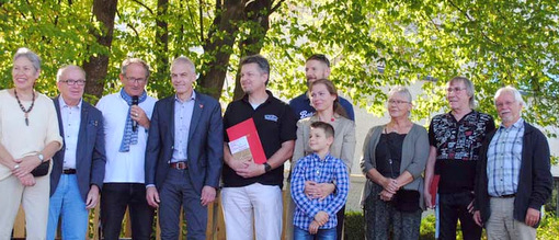 Bei der Preisverleihung der Aktion Aktion Naturnaher Garten, unter anderem mit (von links) Gerry Beckmann, Rolf Schmidt-Markoski, Ulrich Gondorf, Fred Jngerich und den Preistrgern. (Foto: kk)