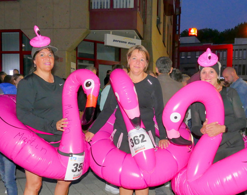Sei ein Flamingo in einer Schar grauer Tauben! Hier war schnell klar, an wen der Preis fr das originellste Team-Outfit ging. (Foto: by) 