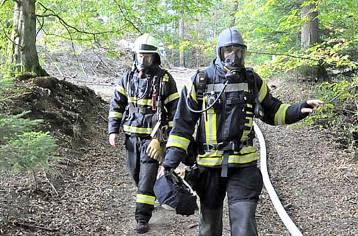Die ersten Trupps an der Brandstelle gingen unter umluftunabhngigem Atemschutz vor. (Foto: kk)