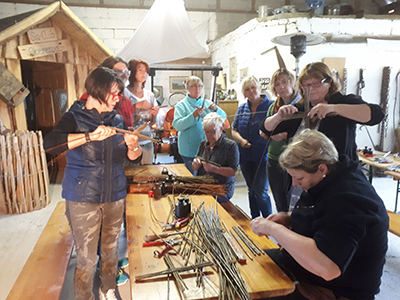 Die uralte Kunst des Flechtens erlernten die Landfrauen. Foto: Verein