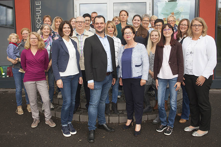 Jens Fleck mit Schulrtin Hees im Kreise der Gste. Foto: Wolfgang Tischler