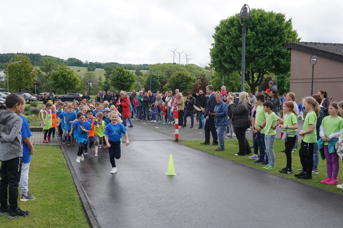 Enthusiastischer Start der Erstklässler beim "Friedenslauf" der Grundschule Hoher Westerwald. (Fotos: Kerstin Guckert)