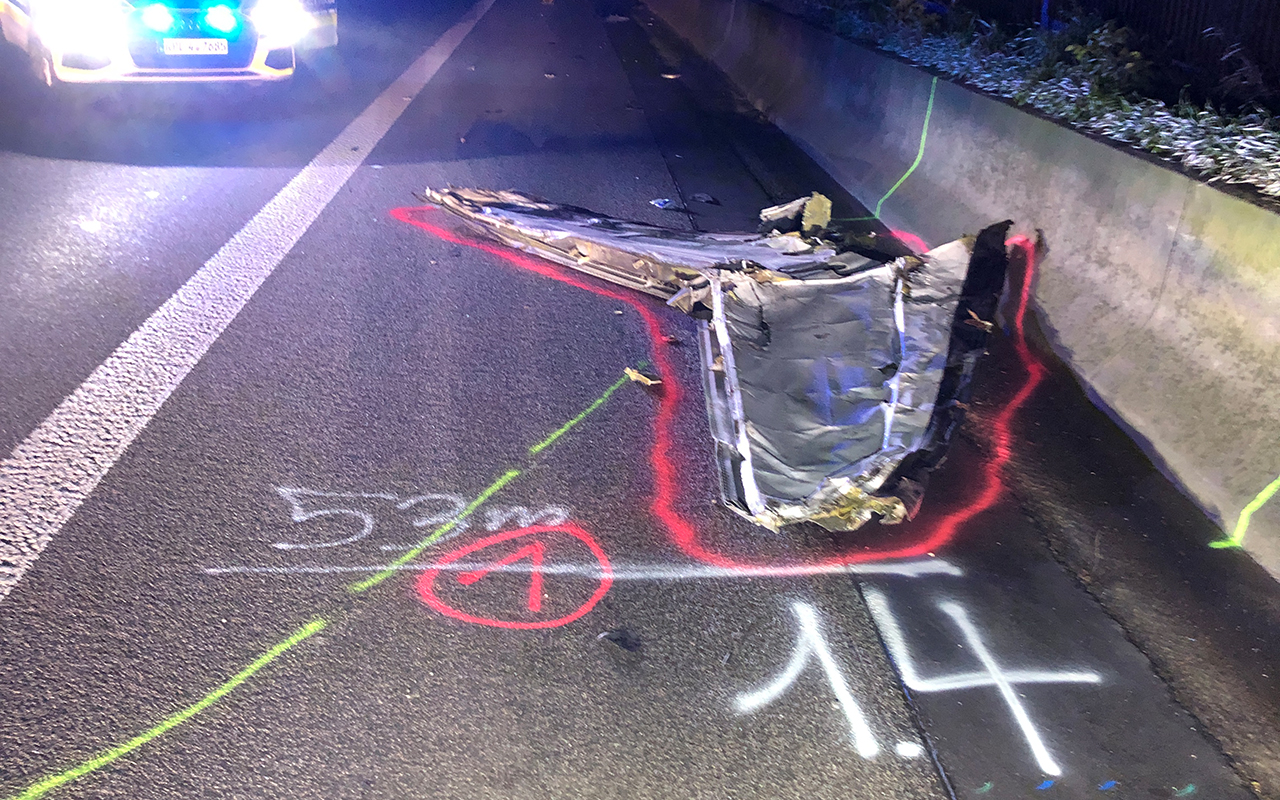 Die Fracht eines Sattelzuges verursachte die Unfallkette. (Foto: Polizei Montabaur)