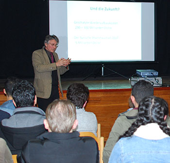 Historiker und Journalist Dr. Oliver M. Piecha aus Wiesbaden referierte. Foto: Diakonisches Werk