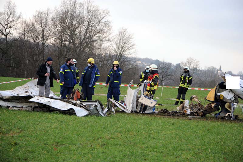 Fachkrfte bargen das verunglckte Sportflugzeug. (Fotos: kk)