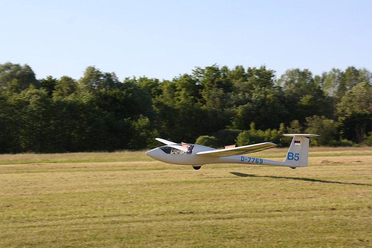 Urbach: Zwei tieffliegende Sportflugzeuge sorgen fr Aufsehen