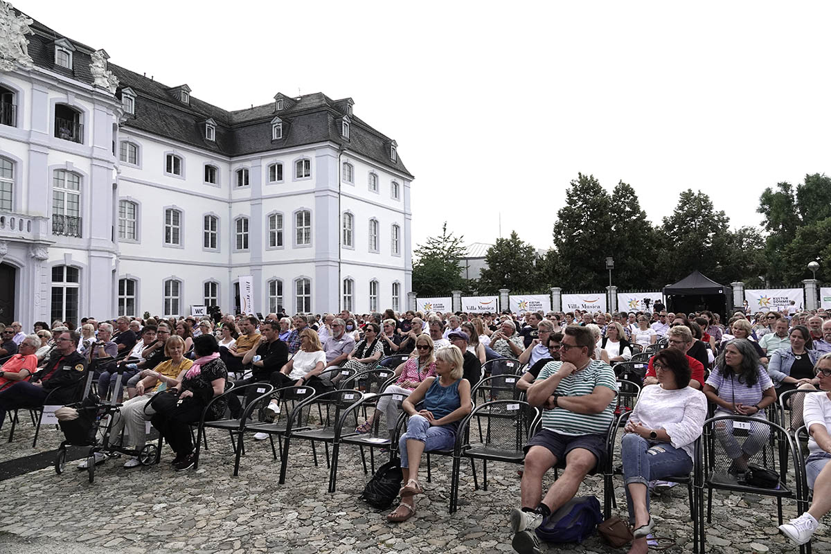 Wolfgang Niedecken in Schloss Engers: ber 30.000 Euro fr Flutopfer