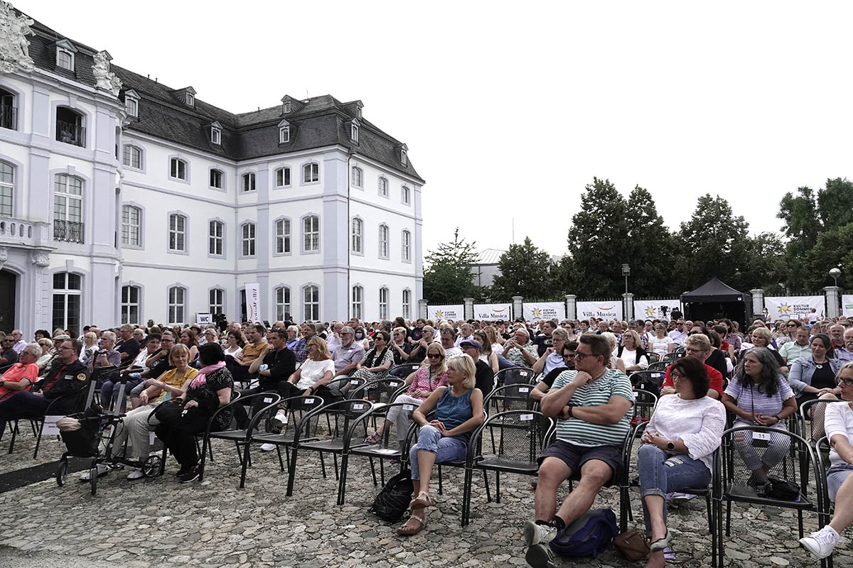 Rund 600 Zuschauer verfolgten den Bhnenauftritt. Foto: Helmi Tischler-Venter