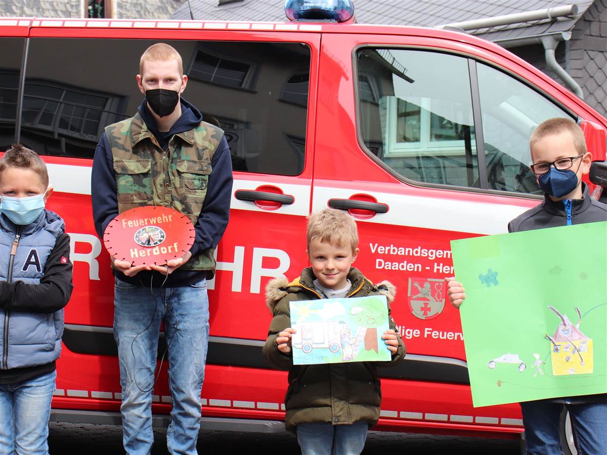 Stolze Gewinner des Malwettbewerbs (von links): Lasse Ebener, Kevin Ktting, Finn Hirsch, Louis Hees  (Foto: Feuerwehr) 