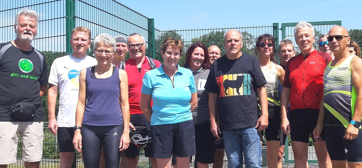 Zur 20. Auflage des Lauftreff Duathlons  konnte Karl-Werner Kunz (ganz links) wieder viele Mitglieder begren. (Fotos: Lauftreff Puderbach)