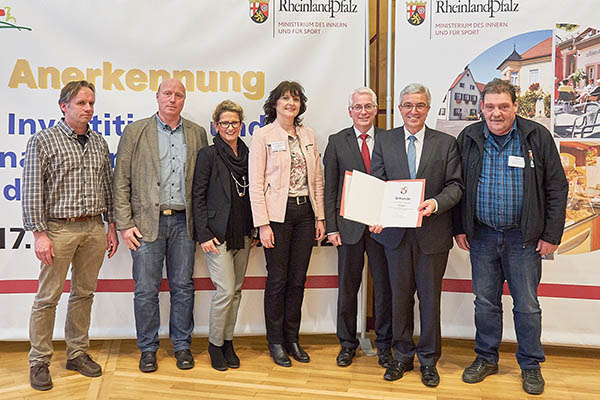 Freuten sich ber die bergabe der Anerkennungsurkunde durch Innenminister Roger Lewentz: Vertreter der Ortsgemeinde Steimel, der Verbandsgemeindeverwaltung Puderbach sowie die Mitarbeiterinnen des Dorferneuerungsreferates der Kreisverwaltung. Foto: Kreisverwaltung