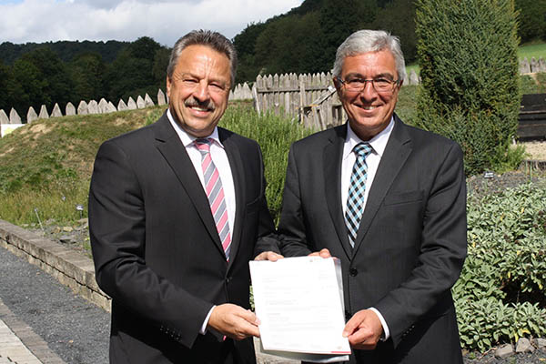Minister Lewentz bergibt den Frderbescheid an Hans-Werner Breithausen (links). Foto: pr