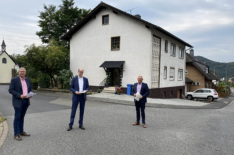 Freuen sich ber die von Landrat Achim Hallerbach (rechts) berreichten Frderbescheide an den 1.Beigeordneten Jan Ermtraud (Mitte) und Achim Braasch. Foto: privat