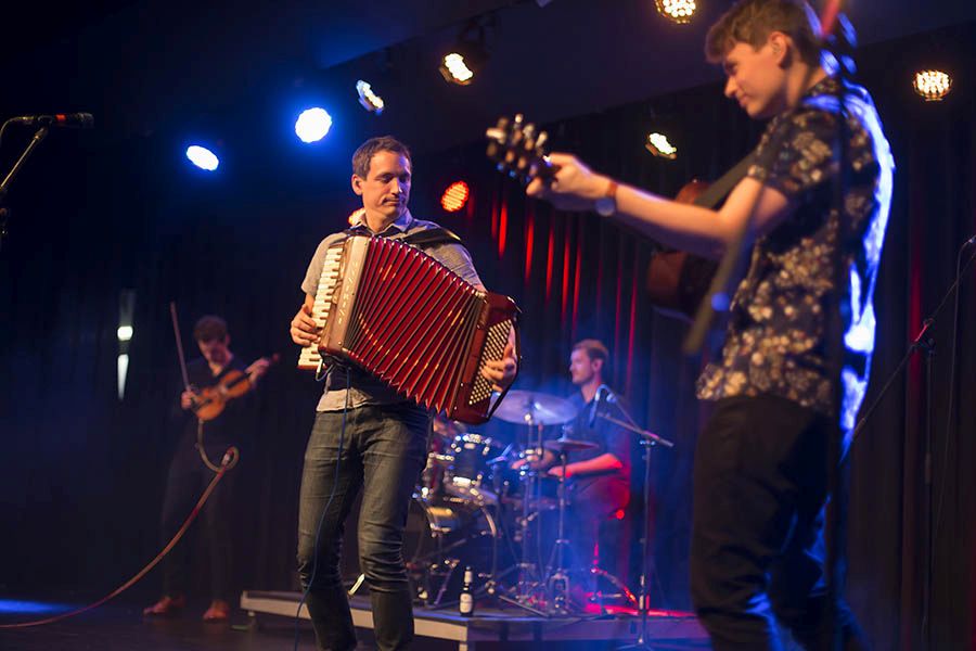 Das Veranstaltungsjahr 2019 der Kleinkunstbhne endete mit dem jhrlichen Kleinkunstfestival Folk & Fools  mit dabei waren die Grenzgnger, die mit ihrem Programm Revolution fr Aufmerksamkeit sorgten! Foto: Helmi Tischler-Venter