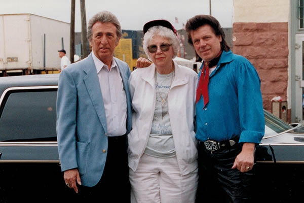 Foto zeigt Jonny Winters zusammen mit Fontana und Marian Cocke (Elvis Krankenschwester) in Friedberg. Foto: privat