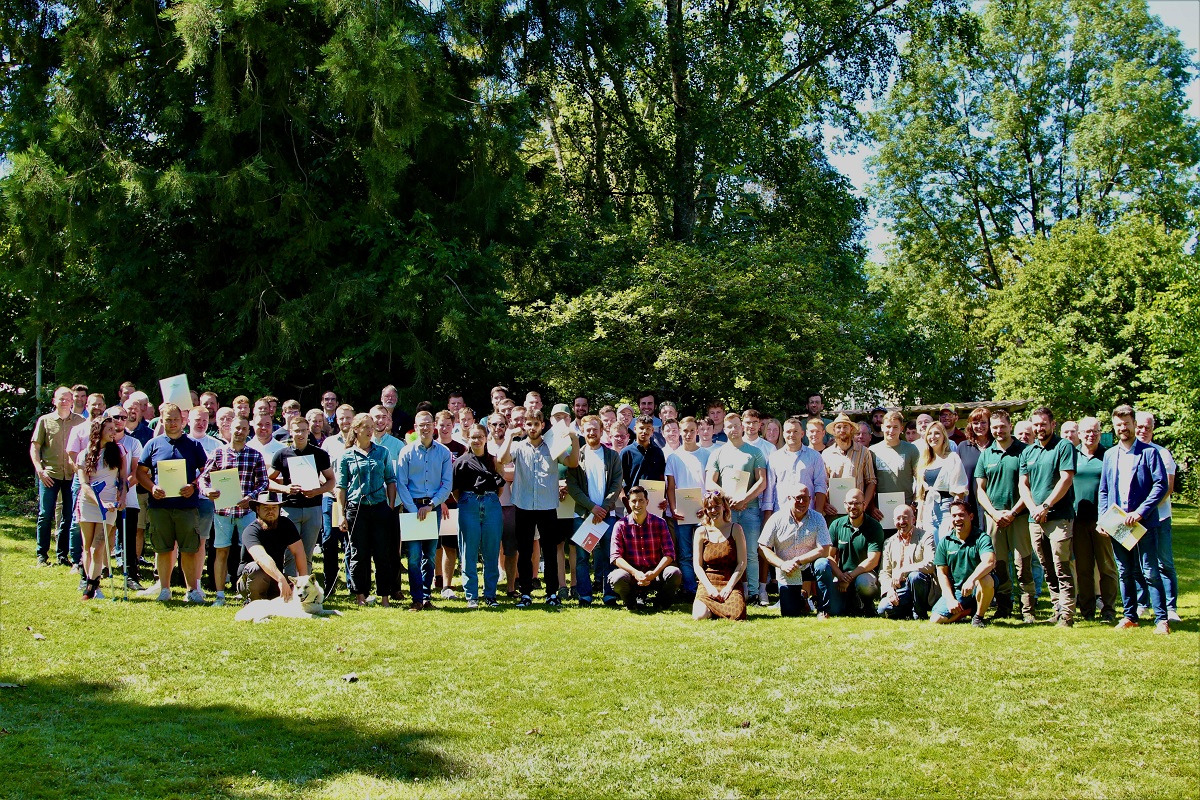50 Forstwirte haben erfolgreich ihre Ausbildung beendet. (Foto: Anne-Sophie Knop/ Forstamt Hachenburg und Waldbildungszentrum)