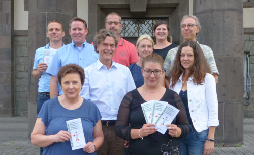 Die Mitarbeiterinnen und Mitarbeiter von Kreisverwaltung und Betreuungsvereinen prsentieren den Flyer zur Fortbildungsreihe. (Foto: Kreisverwaltung Altenkirchen) 