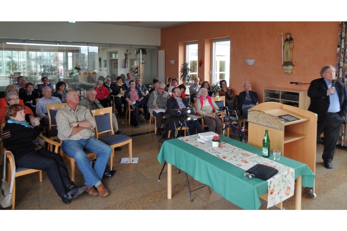 Zu sozialen Gesprchsrunden, wie hier vor Corona zum Thema Altenpflege im Seniorenzentrum Ignatius-Ltschert-Haus im Buchfinkenland, will das Forum Soziale Gerechtigkeit bald wieder einladen. (Foto: privat)