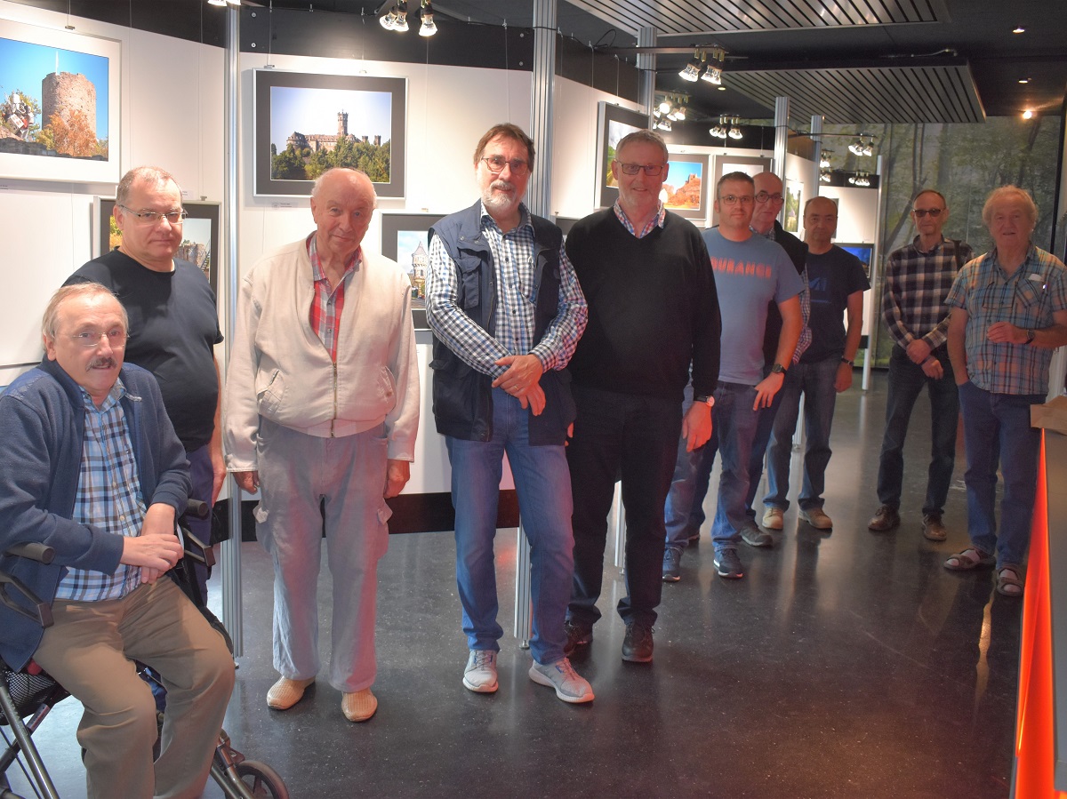 Die Westerwlder Fotofreunde vor einem Teil der Ausstellung. (Alle Fotos: Wolfgang Rabsch)