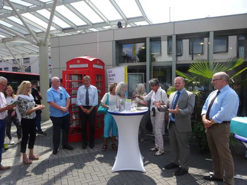 Erffnung des Offenen Bcherschranks an der Tourist-Information. Foto: Stadtverwaltung Neuwied 