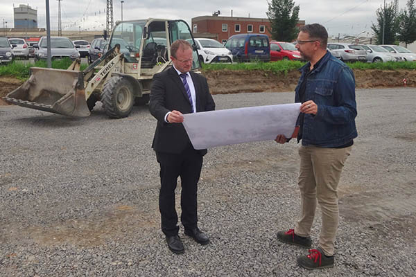 Neuwieds Oberbrgermeister Jan Einig (links) unterstrich beim Termin mit Bauleiter Frank Weinand (Stadtbauamt) vor Ort die Bedeutung der Erweiterung des Park-and-ride-Platzes am Bahnhof. Foto: Stadt Neuwied