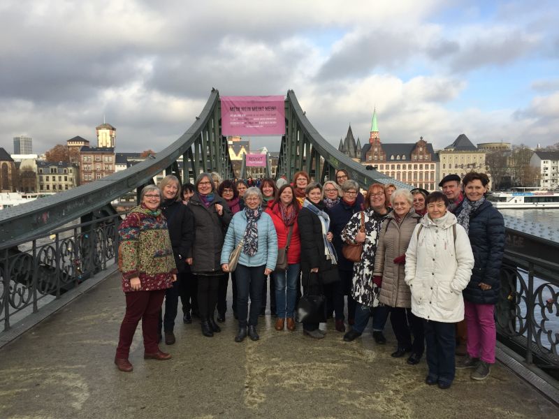 Ein schner Tag in Frankfurt fr die Besucherinnen der Jubilumsausstellung Damenwahl - 100 Jahre Frauenwahlrecht. Foto: privat