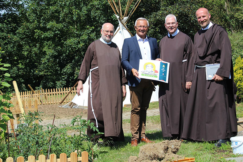 Von links: Bruder Josef (Superior Konvent Hausen), Achim Hallerbach (Landrat), Bruder John Francis (Generalsuperior) und Bruder Alexander (Initiator des Franziskusgarten). Fotos: privat