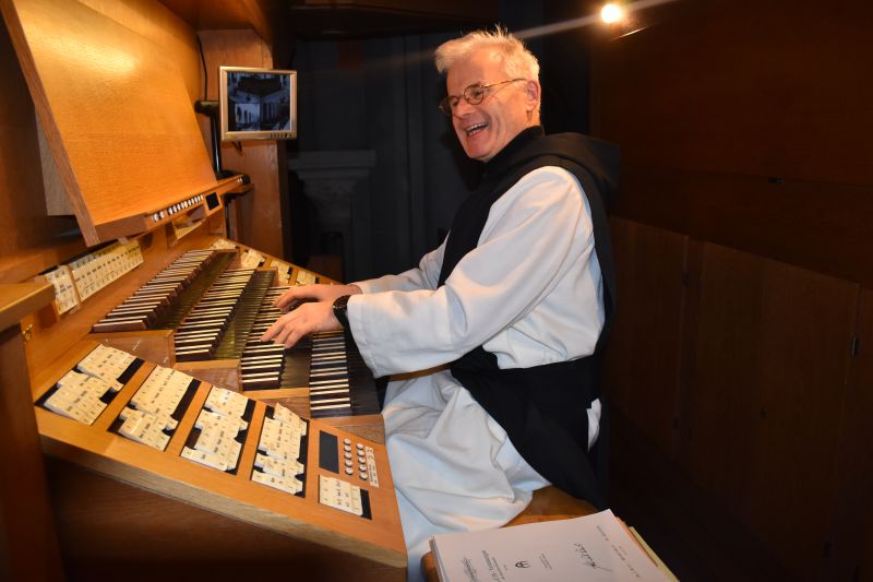 Frater Brandt an der Rieger-Orgel. Fotos: wear