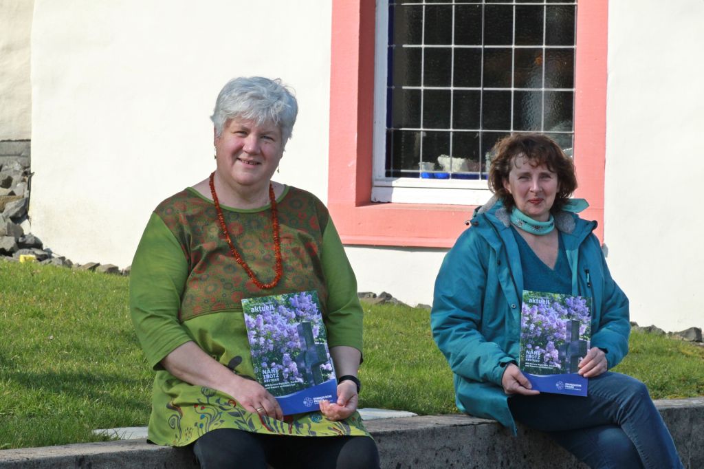  Bettina Kaiser aus Westerburg (blaue Jacke) und Pfarrerin Sabine Jungbluth sind die neuen Delegierten der Evangelischen Frauen in Hessen und Nassau e.V. im Westerwald. Sie zeigen an der Westerburger Schlosskirche die Verbandszeitschrift. Foto: Sabine Hammann-Gonschorek
 