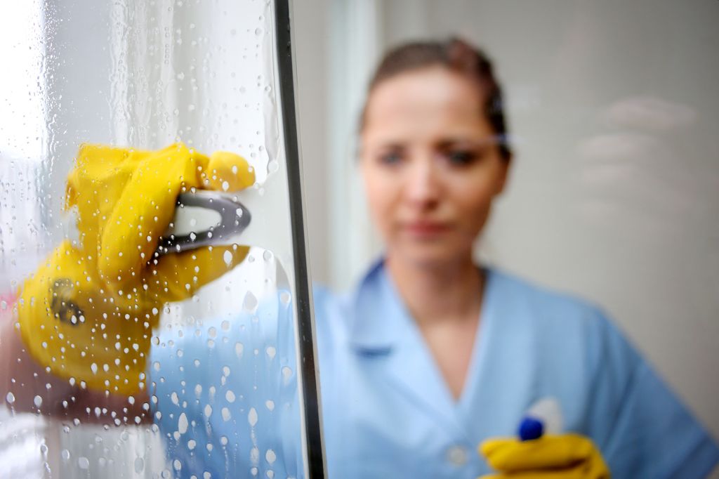 Gebudereinigerin bei der Arbeit. Foto: IG BAU