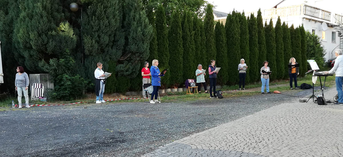 Nach aktueller Vorgabe maximal mglich: Proben in Gruppen von maximal zehn erwachsenen Personen und Chorleiter im Freien. Foto: Frauenchor Dachsenhausen - SiLa