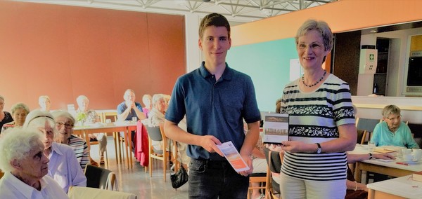 Ute Berg, Leiterin der Frauenhilfegruppe Altenkirchen, hatte Florian Havranek eingeladen. (Foto: Gurdrun Weber-Gerhards)