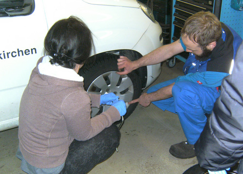 KFZ-Pannenhilfe fr Frauen: Den Kurs gibt es am 8. September in Altenkirchen. (Foto: Kreisvolkshochschule Altenkirchen) 