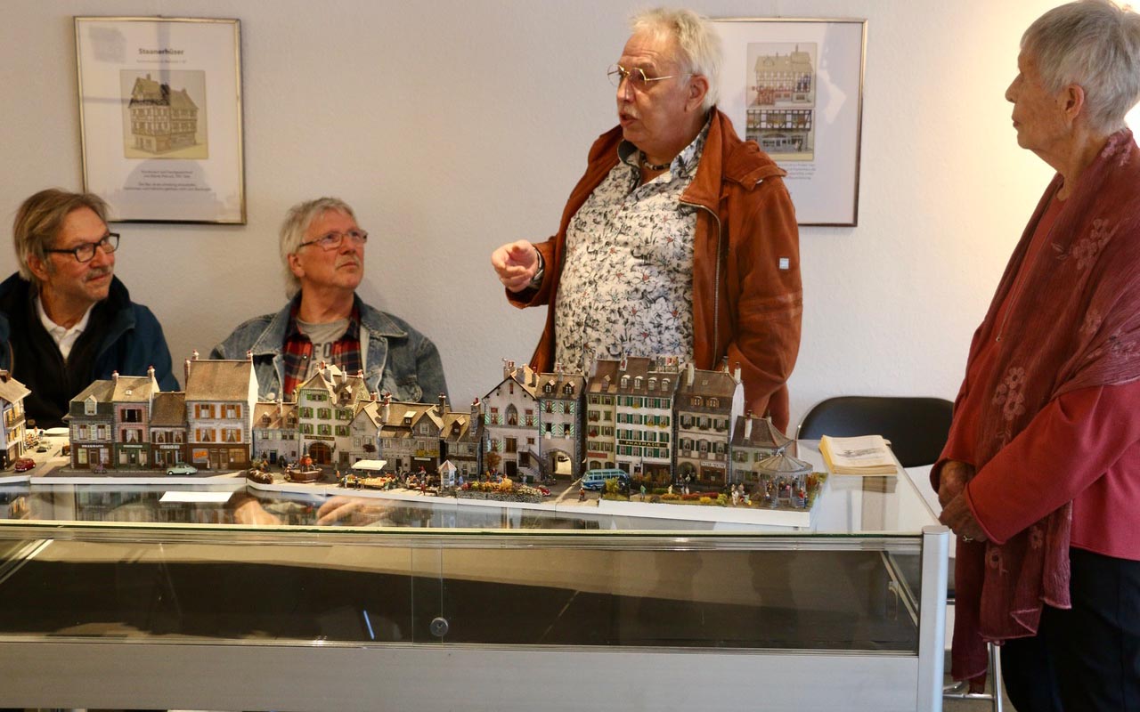 Zur Ausstellungserffnung im Gesprch: Werner und Rainer Petruck, Reinhard Fabisch mit Kuratorin Dr. Ingrid Leopold. (Fotos: 4Fachwerkmuseum)