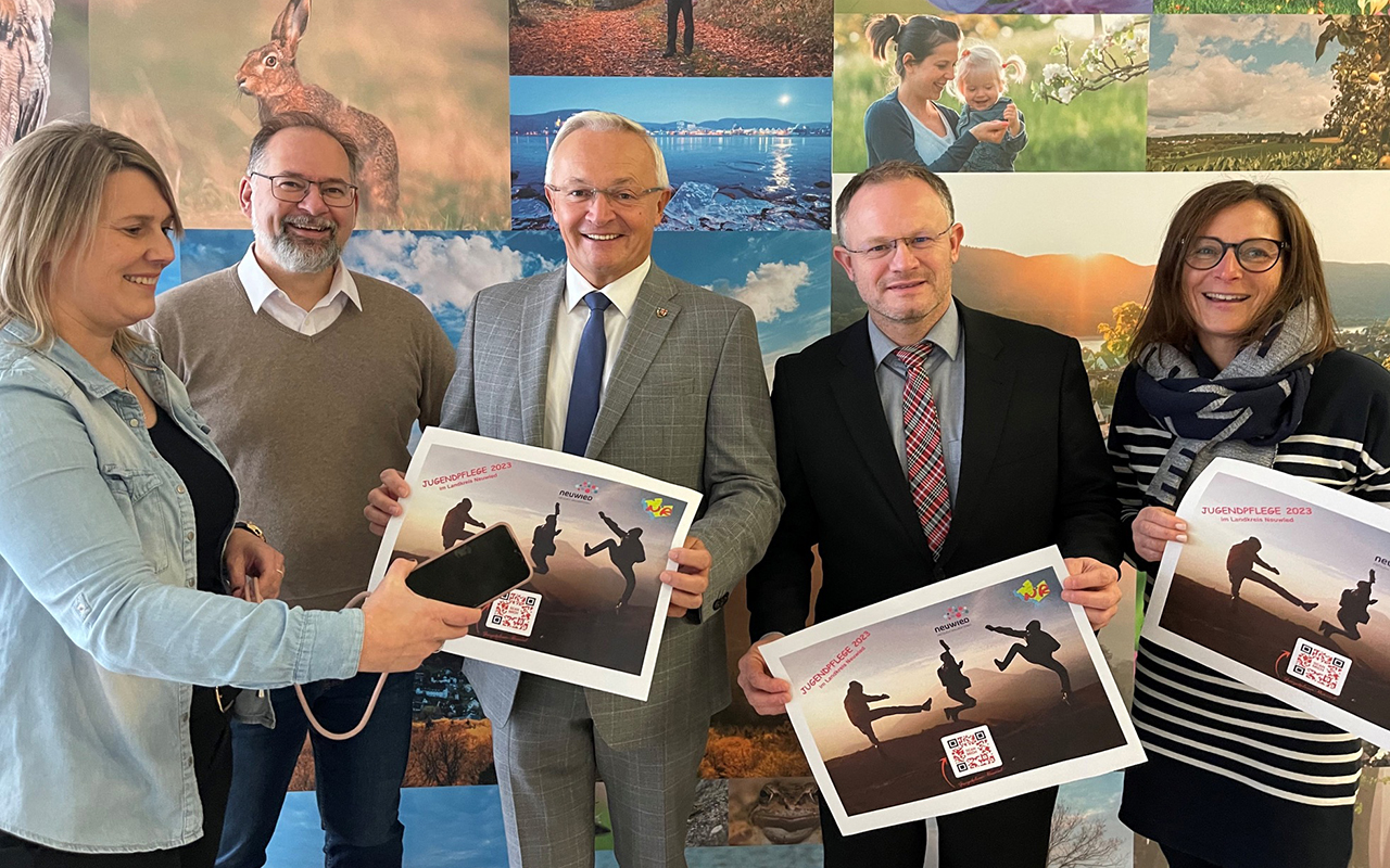 Freuen sich ber die Verffentlichung des neuen Freizeitplaners. (von links) Die Kreis-Jugendpfleger Simone Hhner und Marc Maier, Landrat Achim Hallerbach sowie Oberbrgermeister Jan Einig und Sylvia Doherr vom Kijub Neuwied. (Foto: Kreisverwaltung Neuwied)
