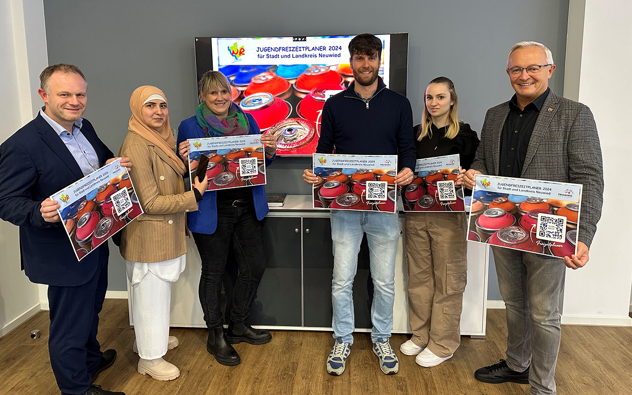 Stellten des Freizeitplaner 2024 vor: Landrat Achim Hallerbach, Alicia Rhl und Mario Seitz (Big House Neuwied), Simone Hhner & Gjeneta Alijaj (Kreisjugendamt Neuwied) und Oberbrgermeister Jan Einig (von rechts) (Foto: Thomas Herschbach)
