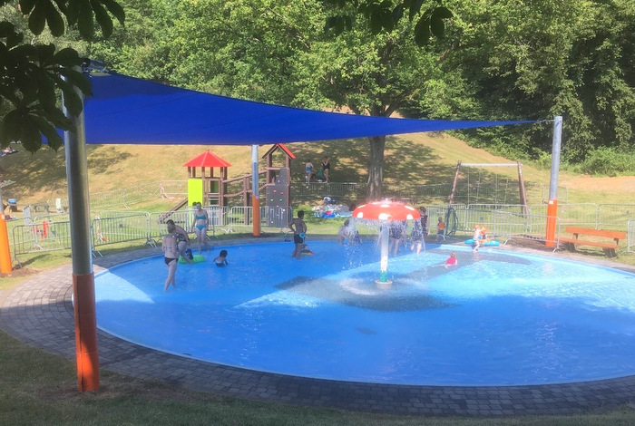 Das Planschbecken im Wissener Freibad hat jetzt ein Sonnensegel. (Foto: Siegtalbad)