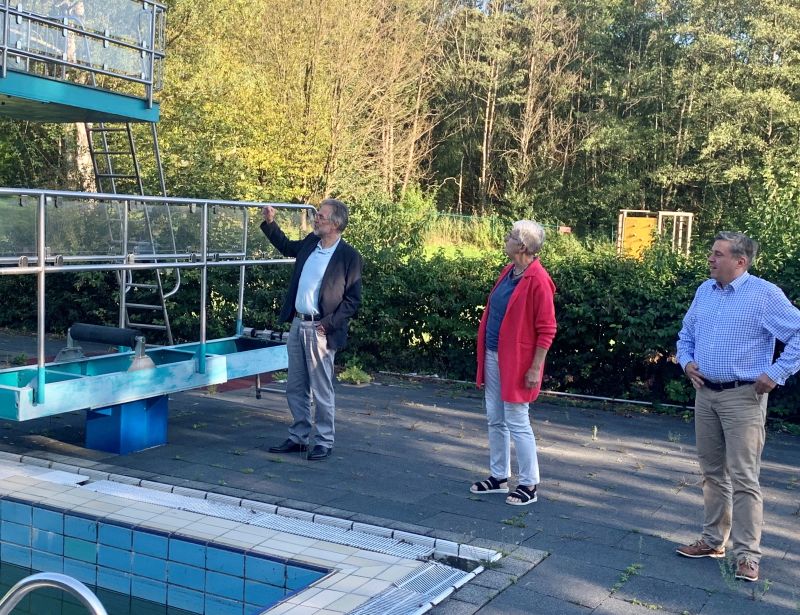 SPD Bundestagsabgeordnete Gabi Weber bei ihrem Besuch Anfang August im Freibad Unnau mit Brgermeister Andreas Heidrich und SPD-Vorsitzender Karsten Lucke. Foto: privat