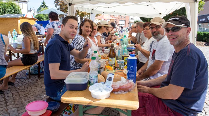 Ein groer Frhstckstisch am Marktplatz in Selters