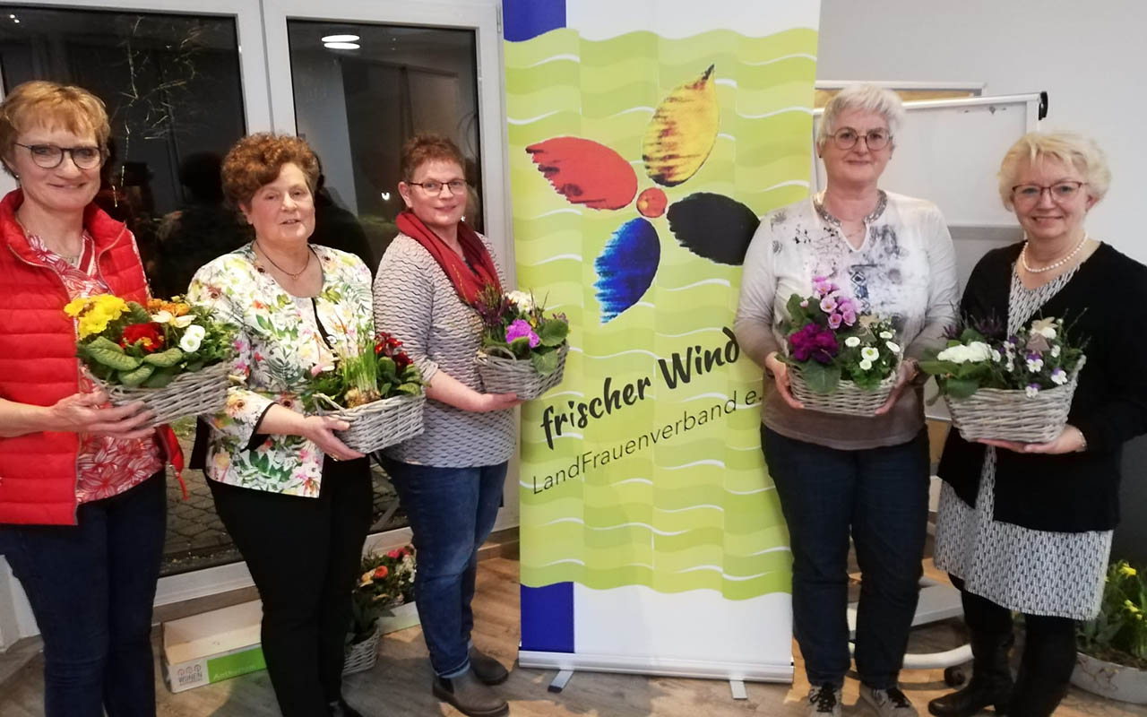 Der neu gewhlte Vorstand v.l.n.r.: Walburga Heidemann, Gerlinde Eschemann, Uta Rder, Heike Kuchhuser und Geschftsfhrerin 
Monika Knkler. (Foto: Landfrauen)