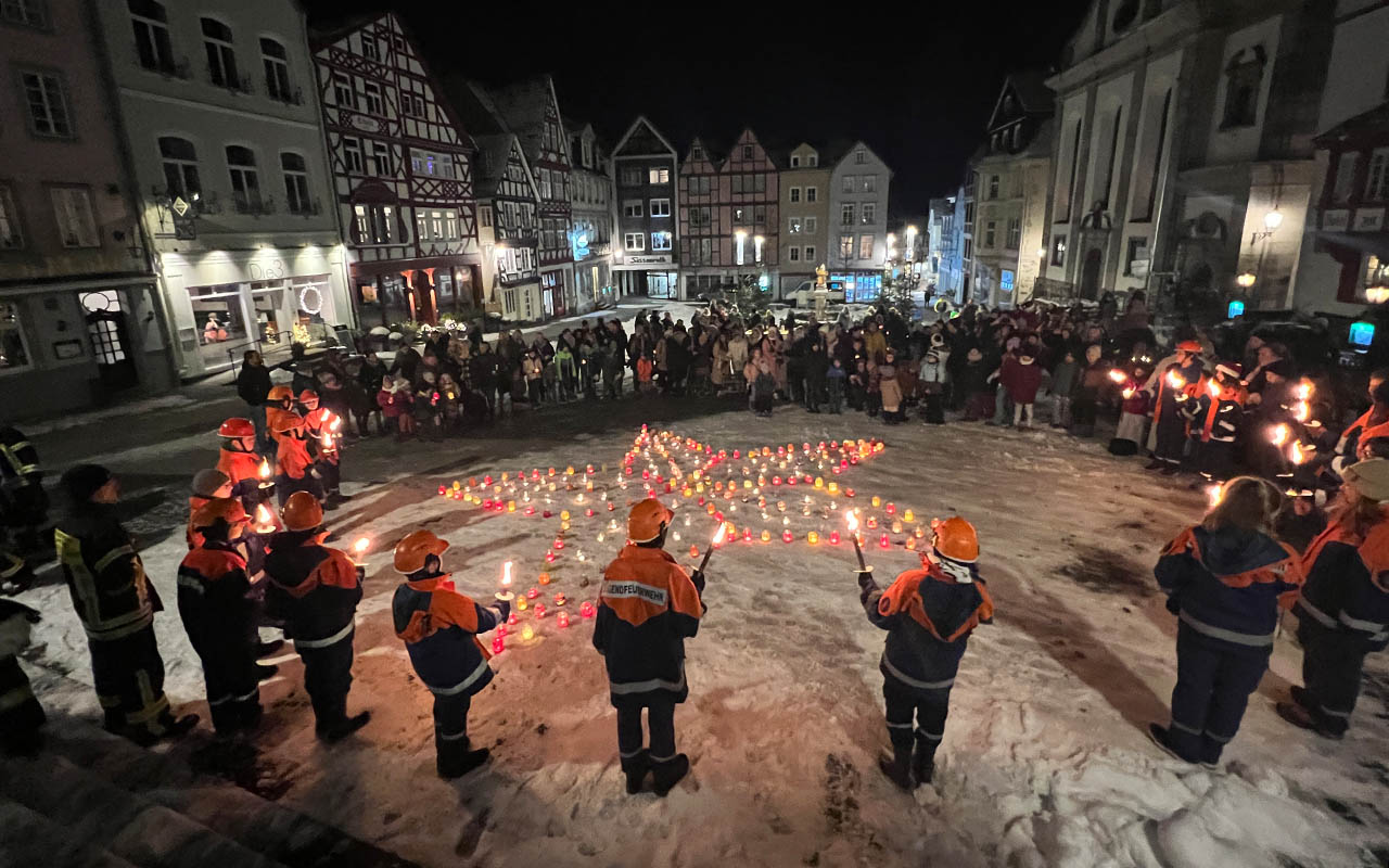 Das Sternenbild, dass die Freiwillige Feuerwehr der VG Hachenburg mit zahlreichen Lichtern gestellt hatte, tauchte den Alten Markt in eine besondere Atmosphre. (Fotos: Holger Pritzsch/Caritasverband)
