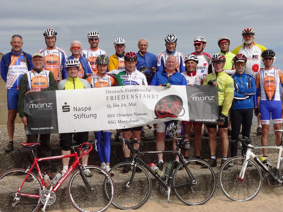 Die Equipe war schon zweiundfnfzig Mal zusammen in Frankreich unterwegs  die Friedensfahrt 2015 mit einem Gruppenfoto am Landungsstrand in der Normandie war einer von vielen Hhepunkten. (Fotoquelle: Equipe EuroDeK) 