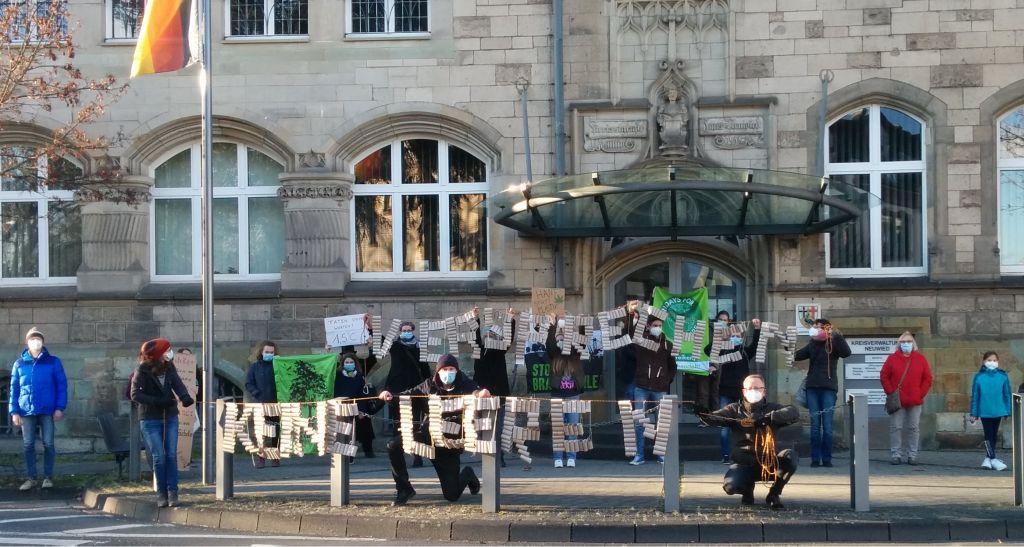 Demonstranten vor der Kreisverwaltung Neuwied. Foto: privat
