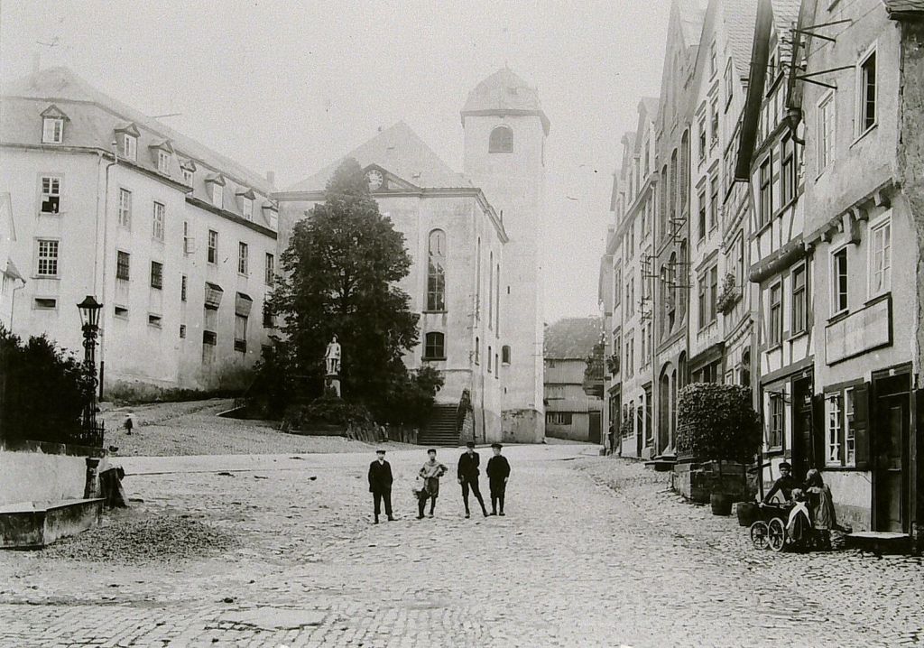 Hachenburg, Alter Markt mit Friedenslinde (um 1905). Foto: Stadt-Archiv Hachenburg, Bildarchiv