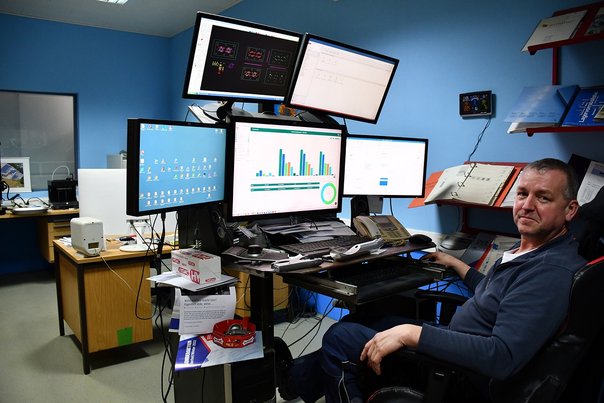 Wie ressourcenschonend die Firma Friedtec schon jetzt ist, hat Unternehmer Matthias Schmidt durch sein Energiemanagementsystem stets im Blick. Es zeigt alle Energieflsse transparent und aktuell. (Foto: HwK Koblenz)