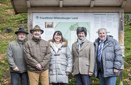 Von links: Martin Schaaf (Hatzfeldt-Wildenburgsche Verwaltung), Dr. Franz Straubinger, Petra Bach (Friedwald GmbH), Nicolaus Graf von Hatzfeldt und Norbert Klaes (Brgermeister Friesenhagen) stellten die Kooperation der ffentlichkeit vor. Foto: FriedWald GmbH